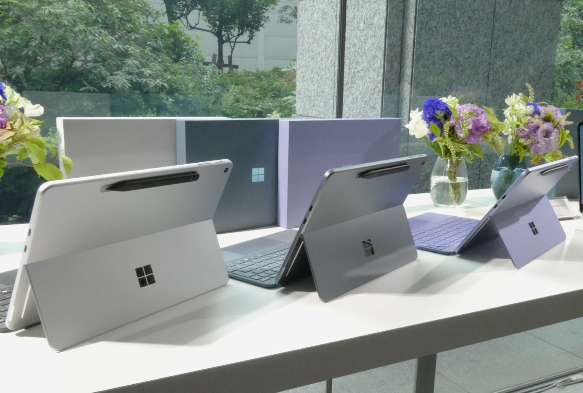 Surface Pro 12インチ。左からプラチナ、オーシャングリーン、バイオレット
