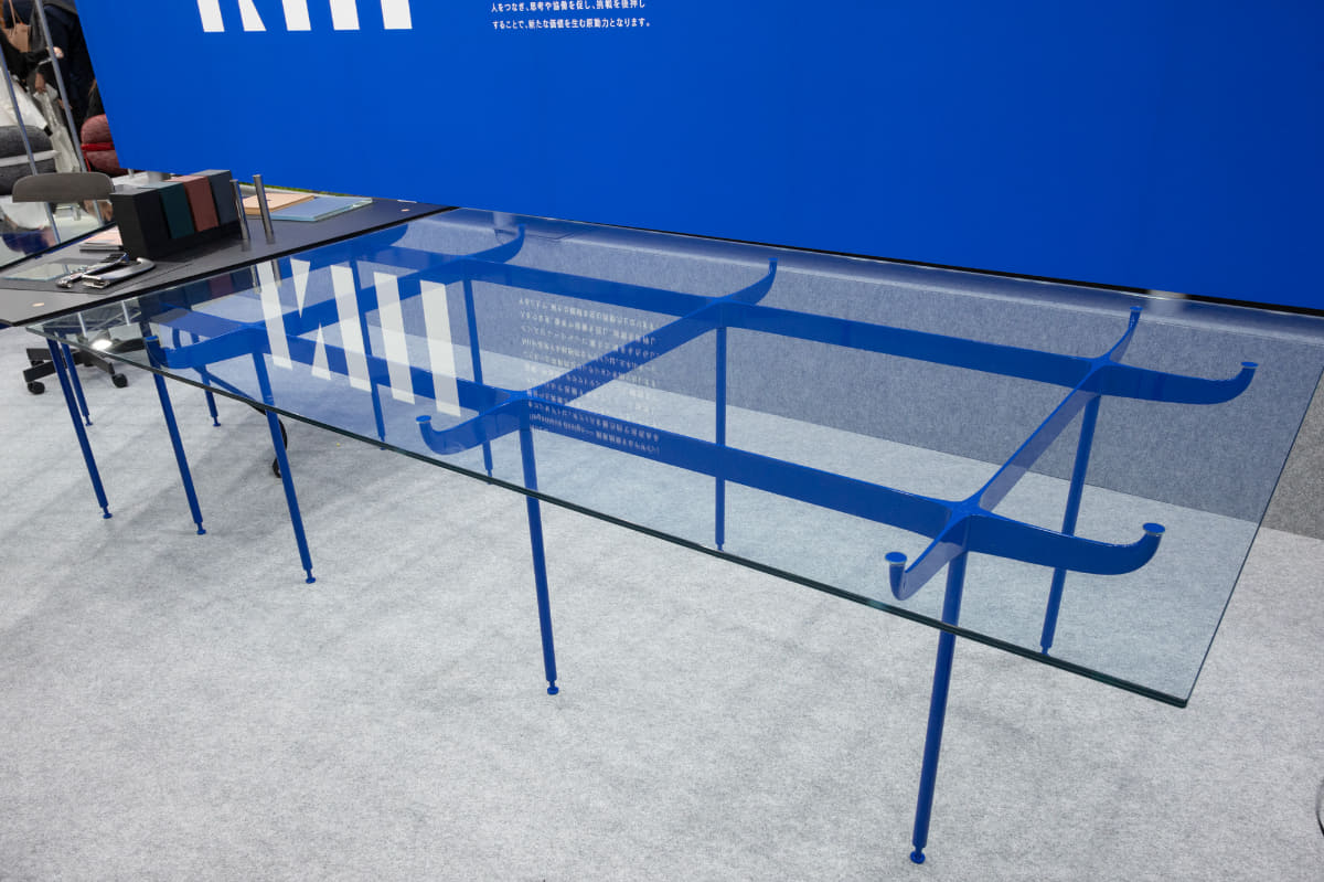 強化ガラスを二重にしたガラステーブル。点で支えるデザイン