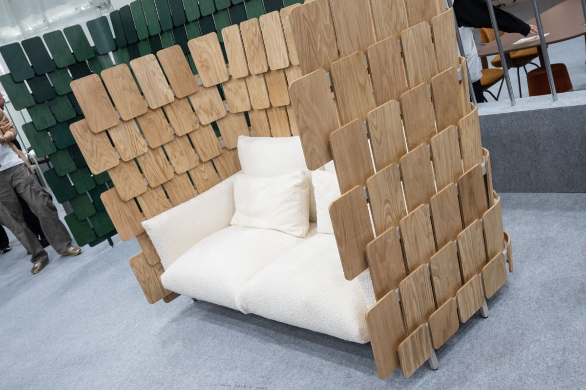 うろこ状のディバイダー(間仕切り)とセットになったソファ。奥はソファを省いた背が高めのディバイダー