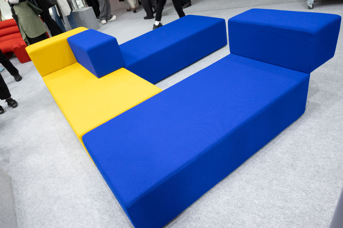 ラウンジ空間向けソファ。形状は1種類のみだが組み合わせてバリエーションを生み出せる