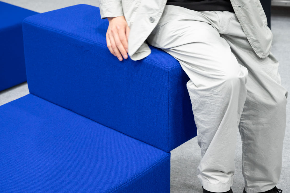 点でつながるようなデザイン。構造材が斜めに入っており、角はクッションで固くなく、耐荷重120kg程度を実現している