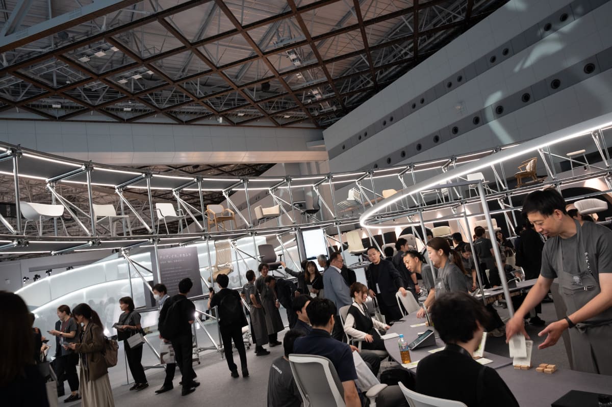 解説を受けながらオカムラ独自の機構を体感できる