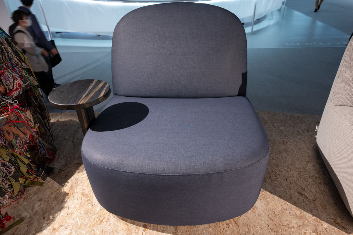 ファクトリエとのコラボで、NEWEVER加工のリサイクルポリエステルデニム生地を使った限定製品