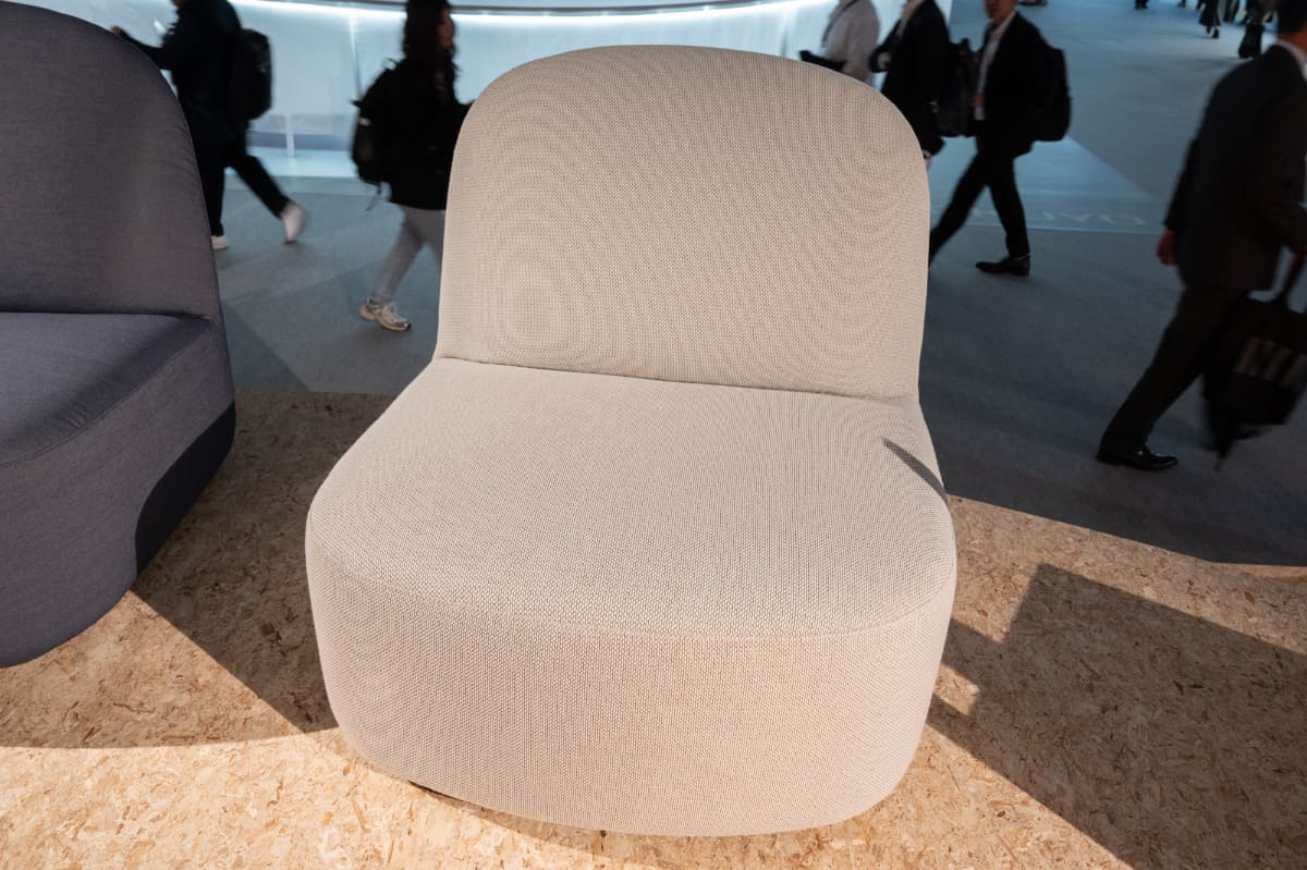 アシックスの廃棄予定のシューズを粉砕し家具のクッションにリサイクル材料として活用した特別モデル