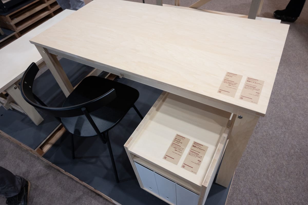 完成品のデスクやチェア