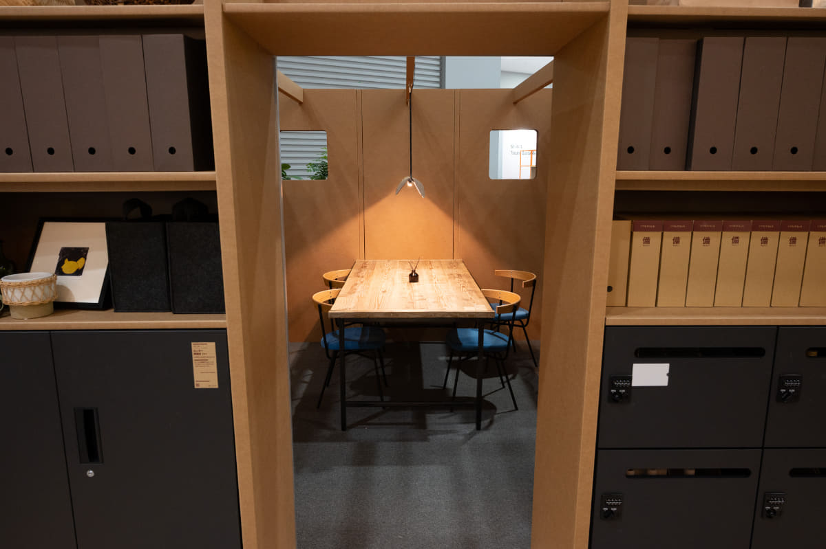 入口のドアは「ダンボールふすま」を応用したもの