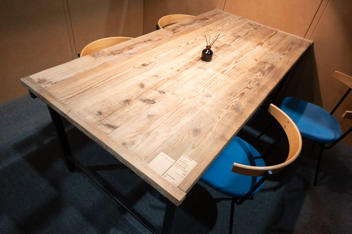 入口のドアは「ダンボールふすま」を応用したもの