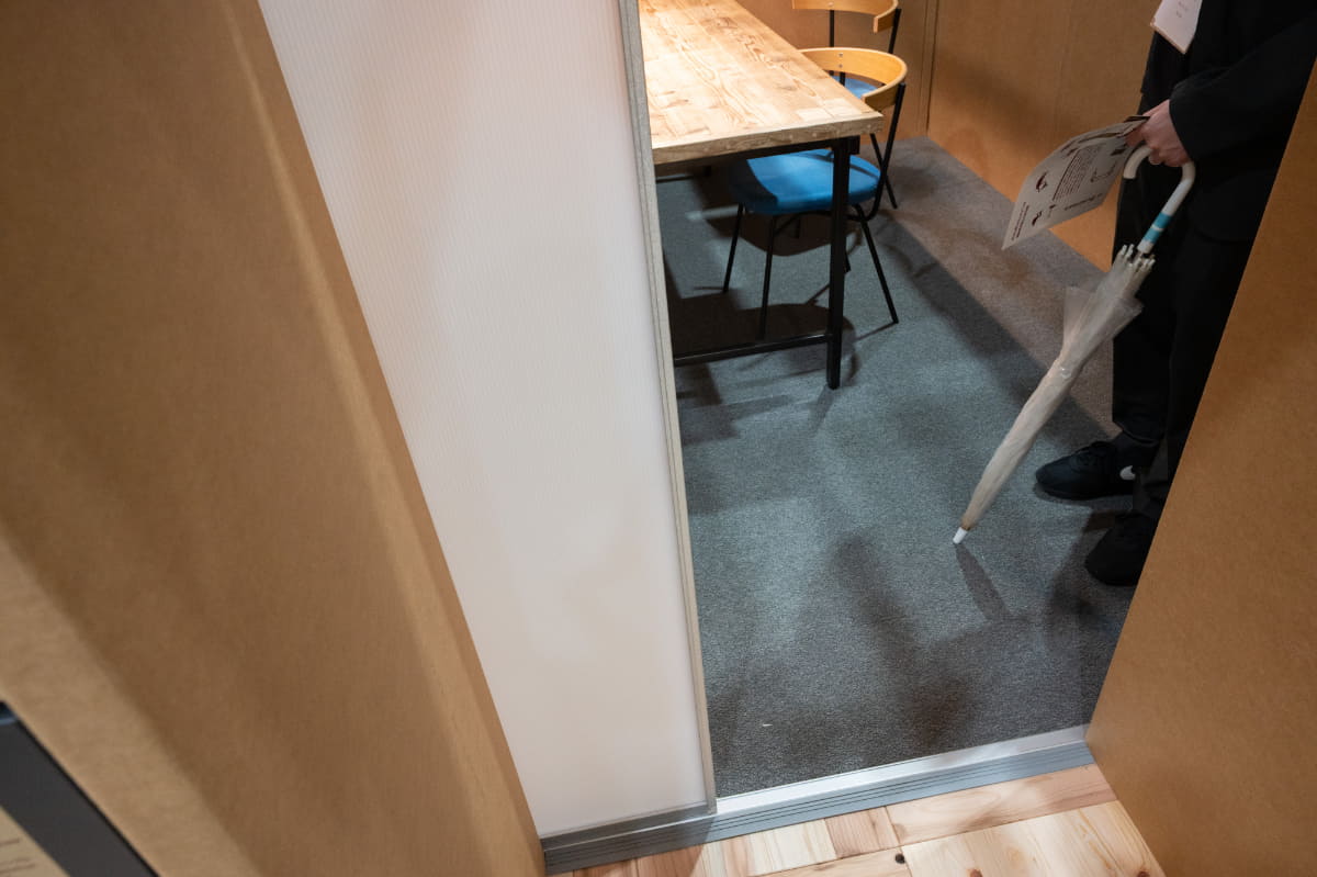 入口のドアは「ダンボールふすま」を応用したもの