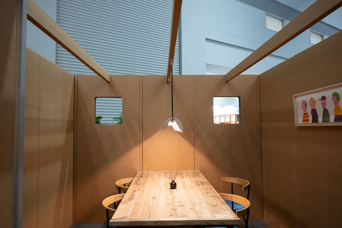 入口のドアは「ダンボールふすま」を応用したもの