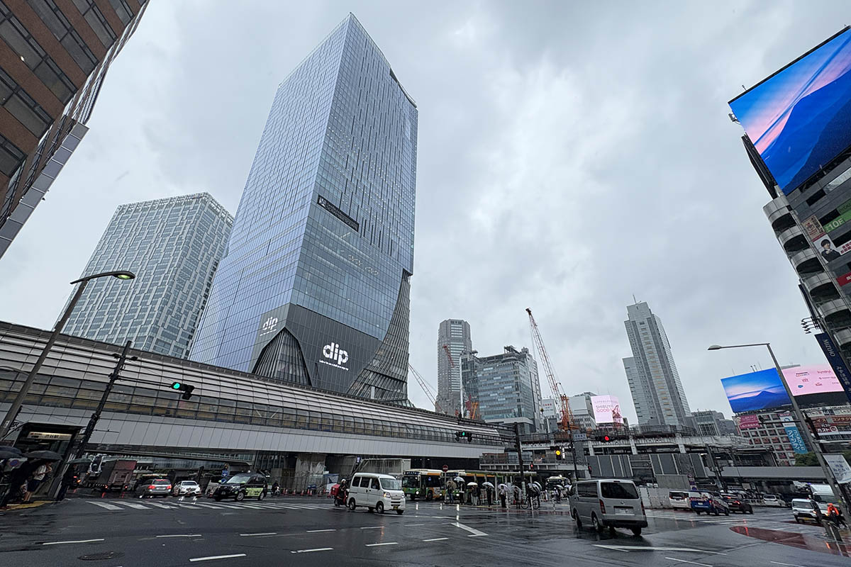 宮益坂下交差点から見た渋谷駅周辺の様子。手前の渋谷スクランブルスクエア(東棟)は2019年に開業した