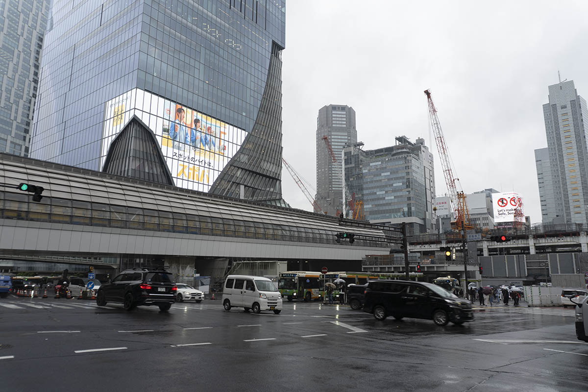 道路の頭上にあるのが銀座線渋谷駅で、その直上で歩行者デッキの工事が進められている