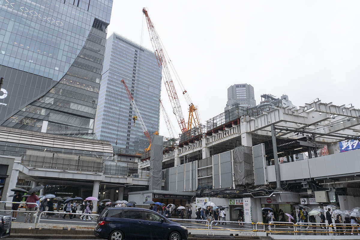 東口側から見た工事の様子