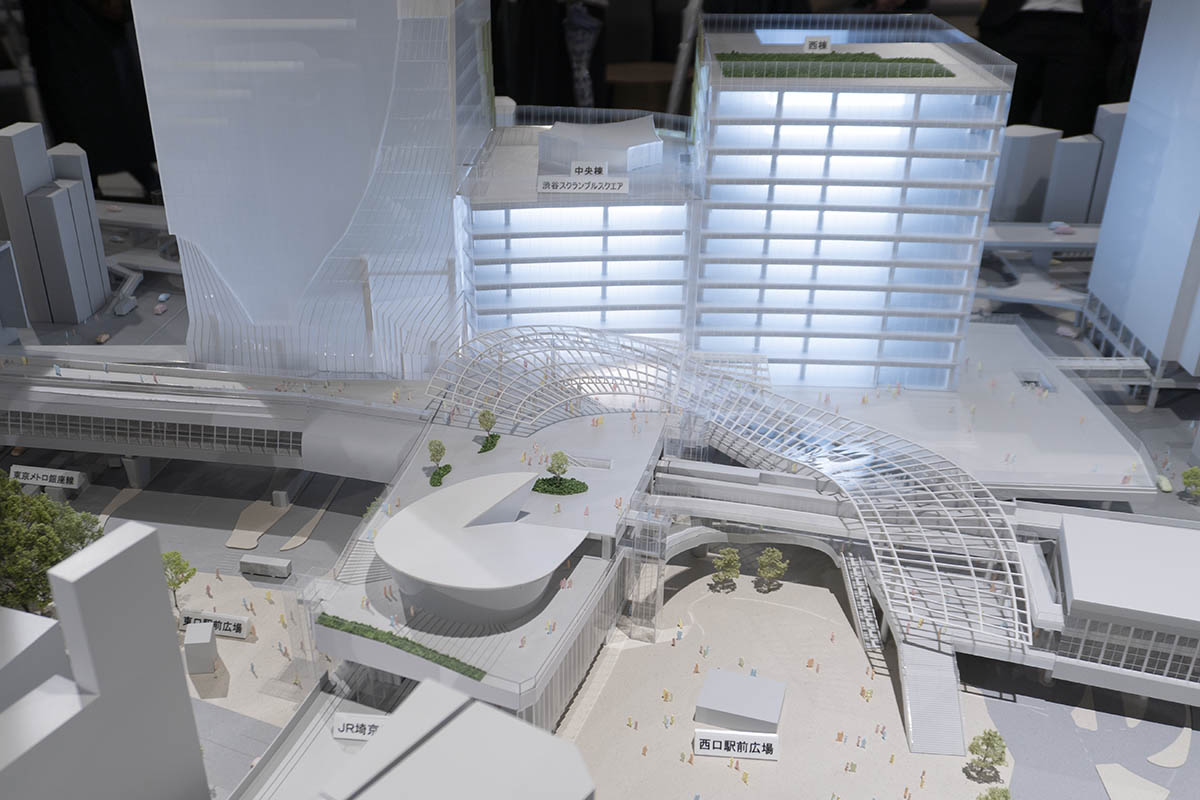 左から東棟、中央棟、西棟。さらに右端にある建物はフクラス