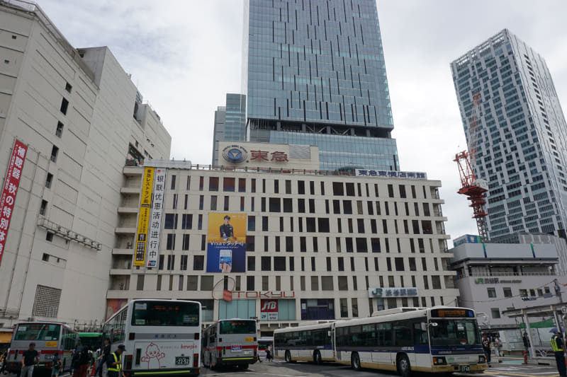 西棟はかつて東急百貨店東横店があった場所(19年8月撮影)