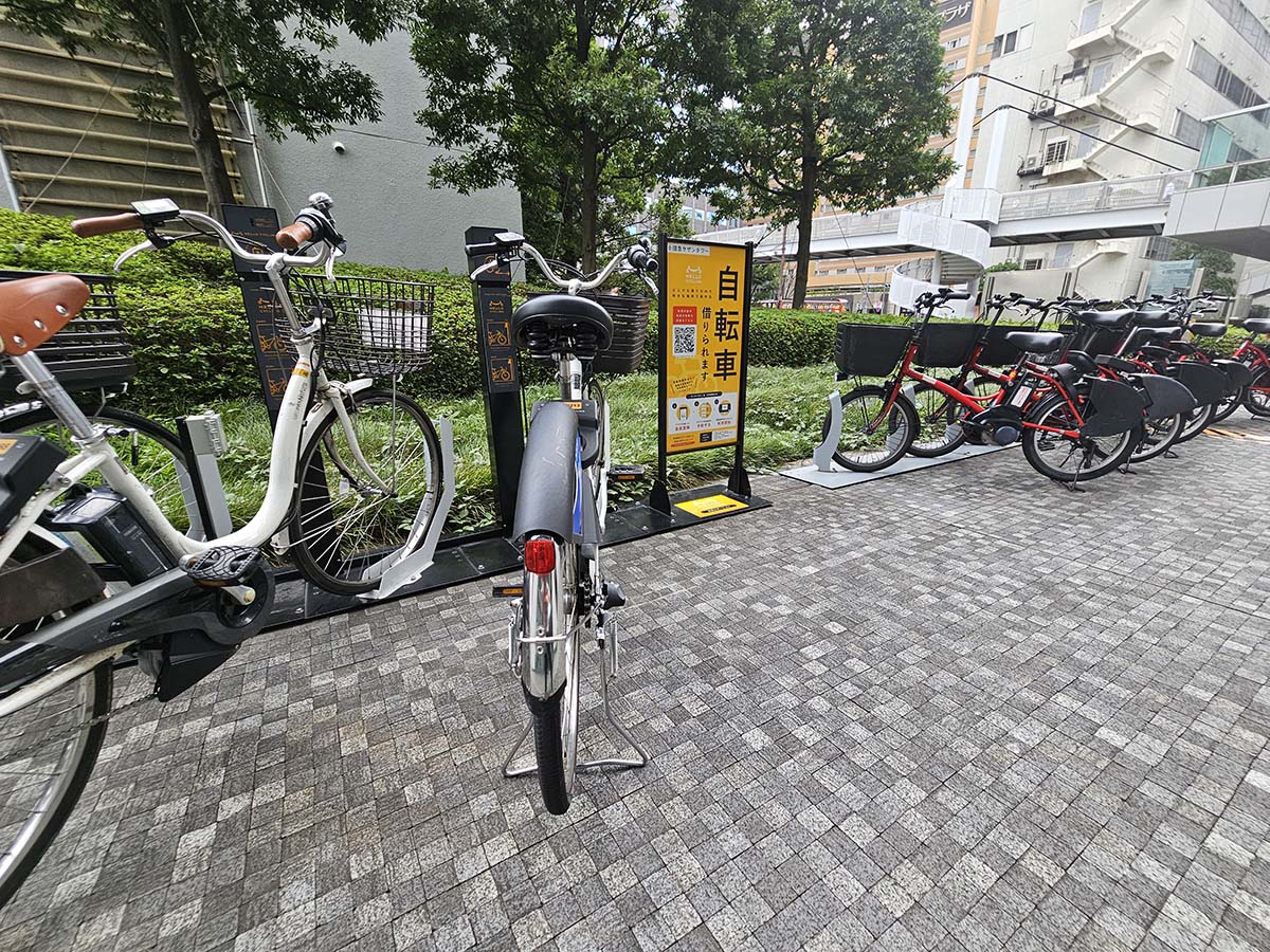 新宿エリアのポート共有地。ドコモ・バイクシェア、OpenStreet、Luupのポートが隣接する