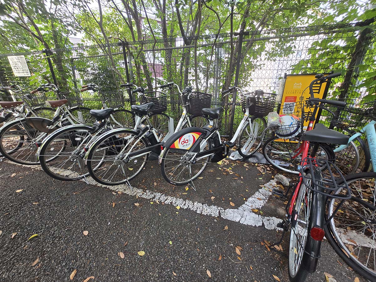 シェアサイクル用の駐輪スペース、一般の自転車が混じって駐輪されている