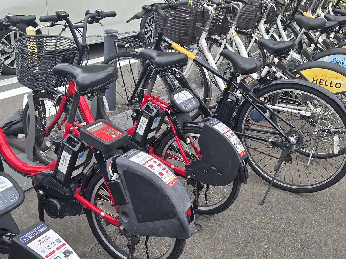 ドコモ・バイクシェアとHELLO CYCLINGの共同ポート。HELLO CYCLINGはシティタイプとスポーツタイプが並ぶ