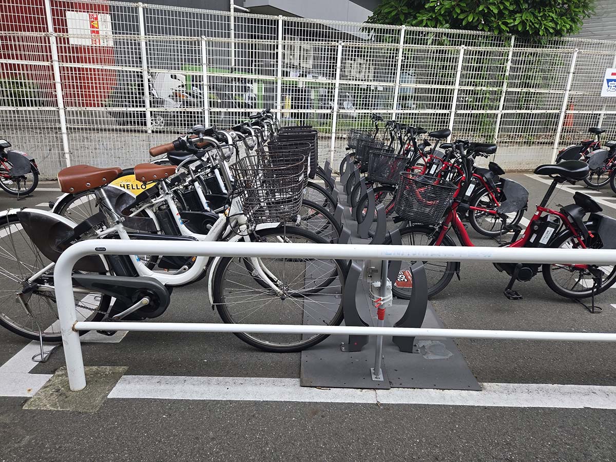 横浜市にある共同ポート、ドコモ・バイクシェアとハロサイが向き合って並んでいた