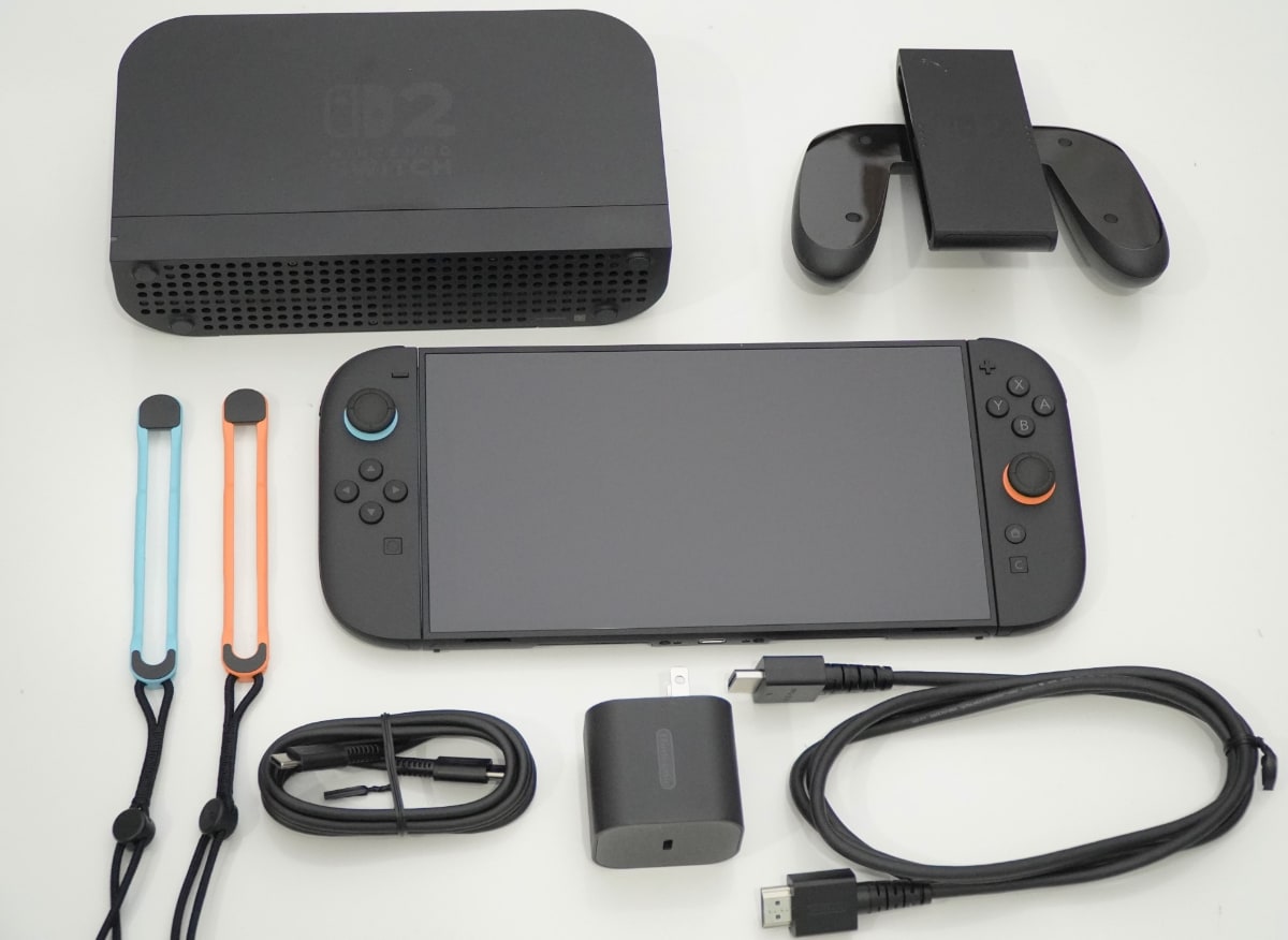 左上がドック、右上がJoy-Con 2 グリップ、本体の左がJoy-Con ストラップ、下段左からUSB Type-Cケーブル、ACアダプター、ウルトラハイスピードHDMIケーブル