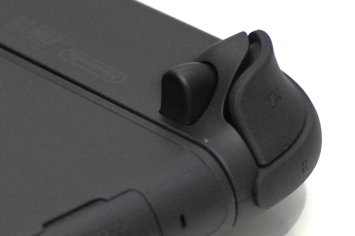 Joy-Con 2の裏にあるボタンを押すことで外すことができる