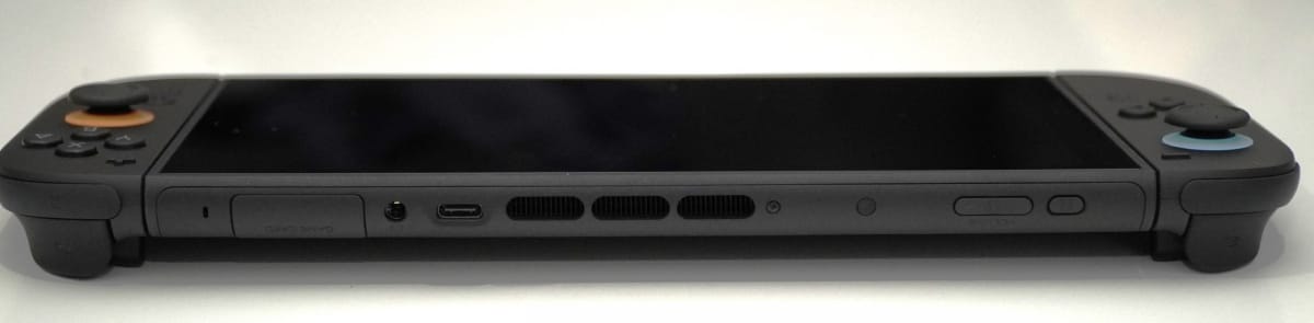 上部は左からゲームスロット、充電接続端子、音量、電源