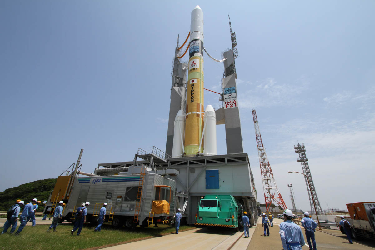 2012年、H-IIAロケット21号機が射点まで機体移動する様子(Credit: JAXA)