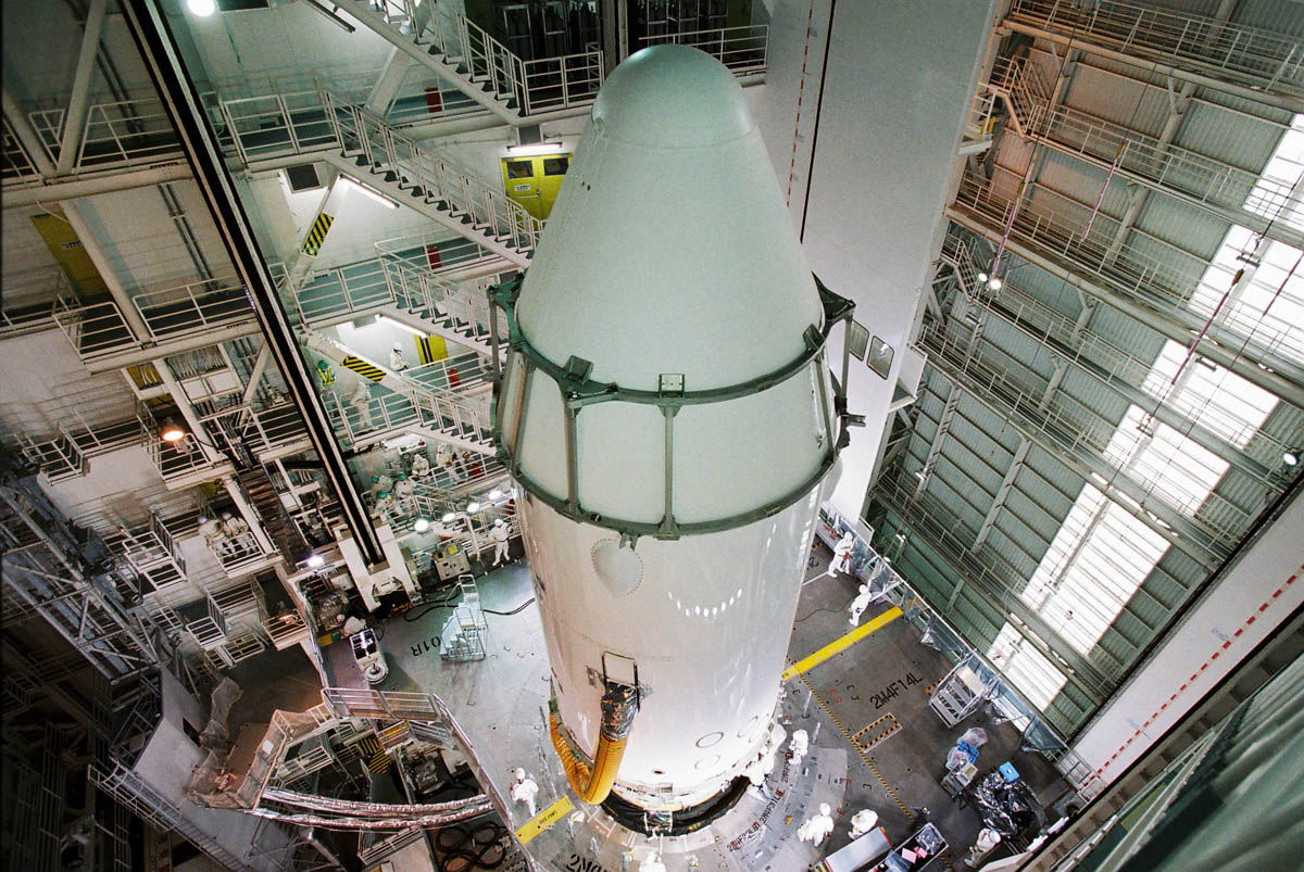 2015年、専用大型フェアリングに格納されたHTV(こうのとり)5号機と整備組立棟内の様子(Credit: JAXA)