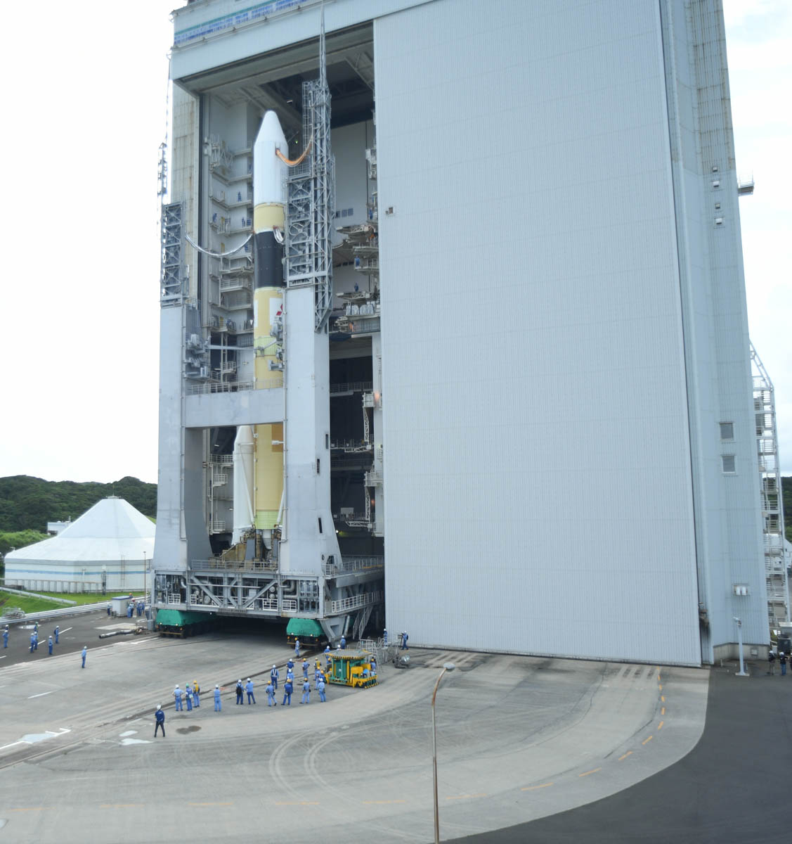 UAEの火星探査機「HOPE」を搭載したH-IIAロケット42号機が整備組立棟から現れた様子(Credit: JAXA)