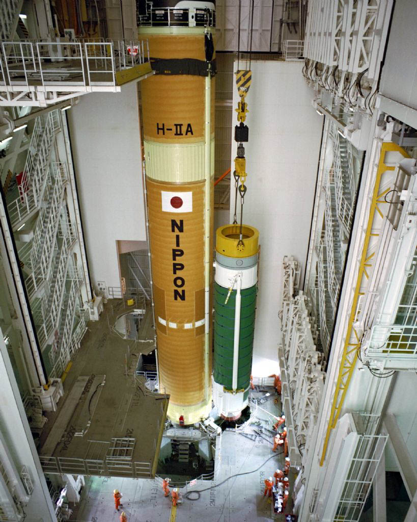 H-IIAロケットに固体ロケットブースター(SRB-A)を結合する作業(Credit: JAXA)