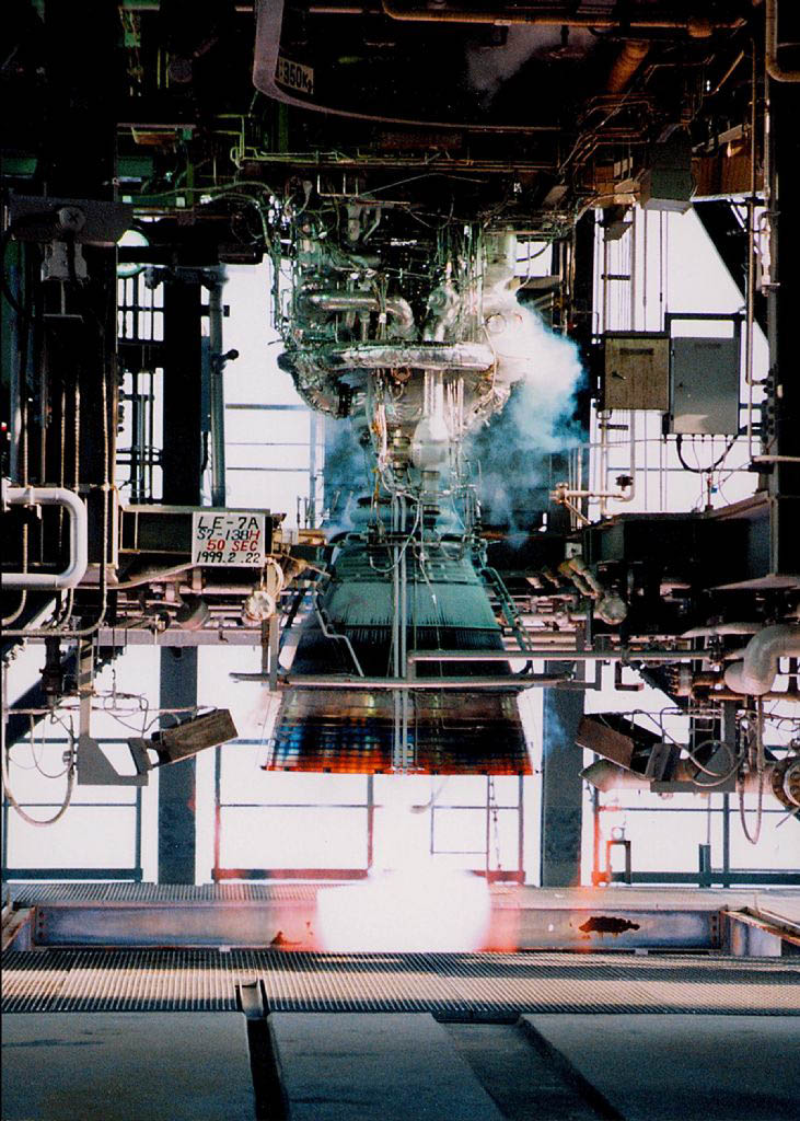 1999年のLE-7A認定型エンジン種子島燃焼試験(Credit: JAXA)