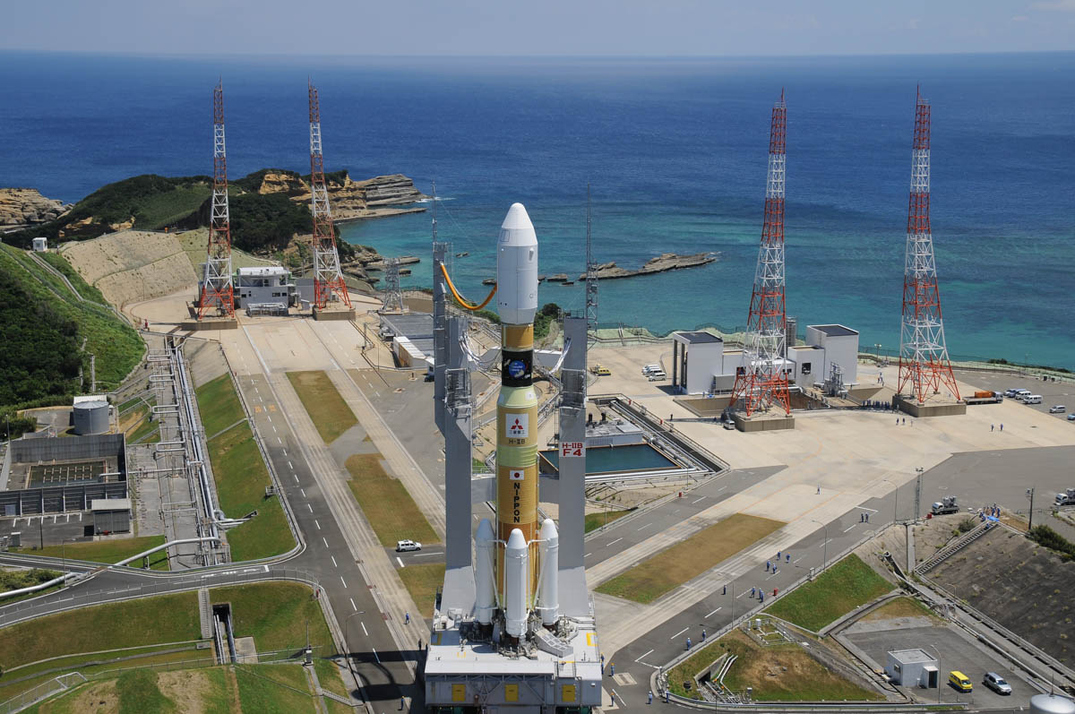 宇宙ステーション補給機「こうのとり」(HTV)4号機を搭載したH-IIBロケット4号機(Credit: JAXA)