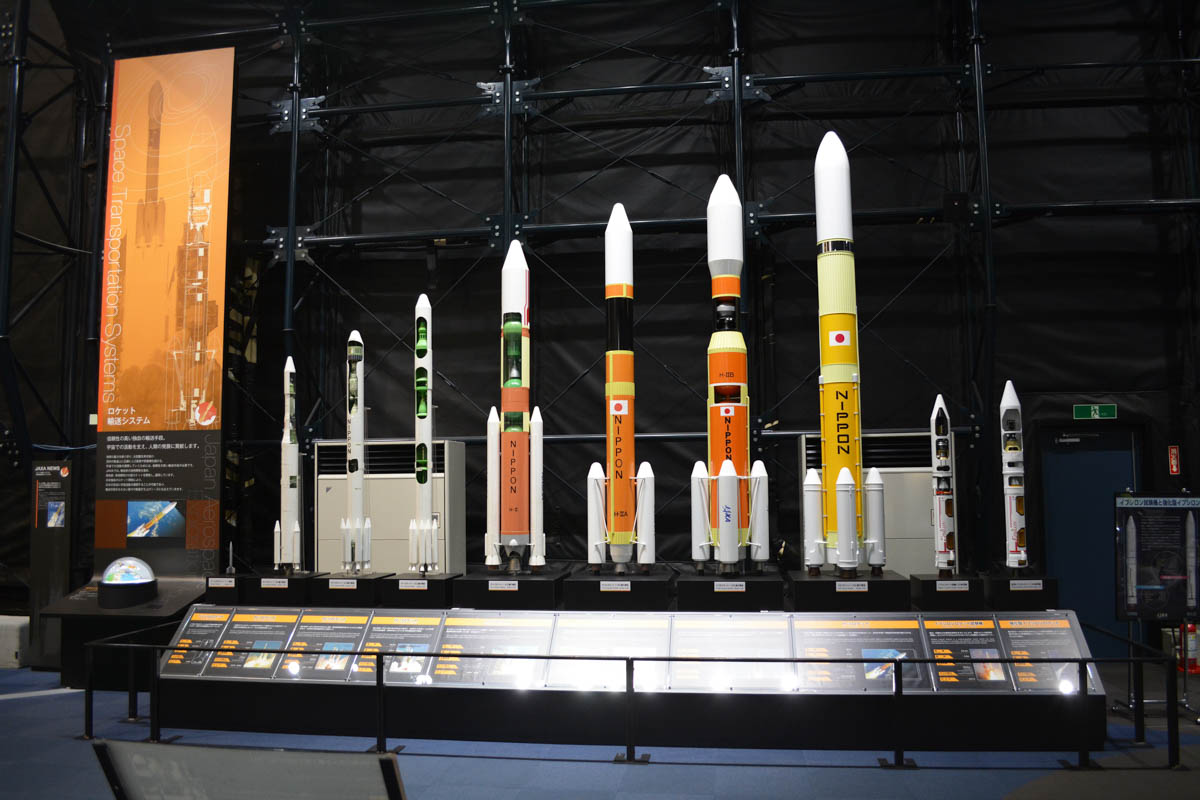 筑波宇宙センターに展示された日本の歴代ロケット模型。左から「ペンシルロケット」「N-Iロケット」「N-IIロケット」「H-Iロケット」「H-IIロケット」「H-IIAロケット」「H-IIBロケット」「H3ロケット」「イプシロンロケット」「強化型イプシロンロケット」(Credit: JAXA)