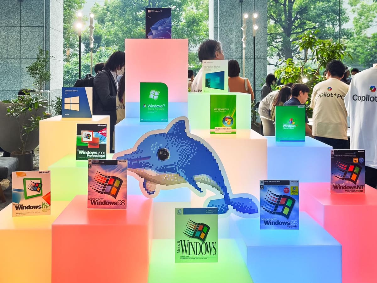 都内で開かれたイベント。歴代Windowsのパッケージとイルカの「カイル」が並んだ