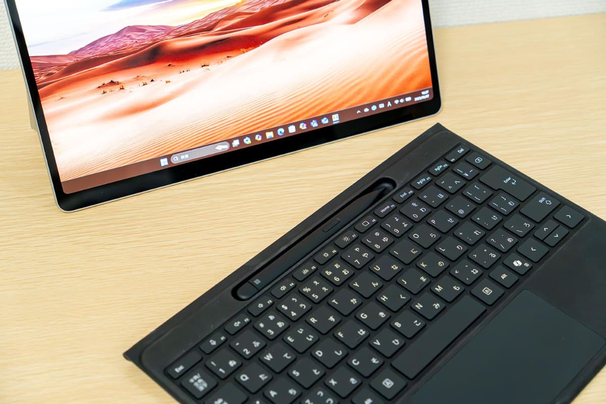 Surface Pro 13インチ用キーボードは、Bluetoothでのワイヤレス利用・ペン内蔵の豪華版だ