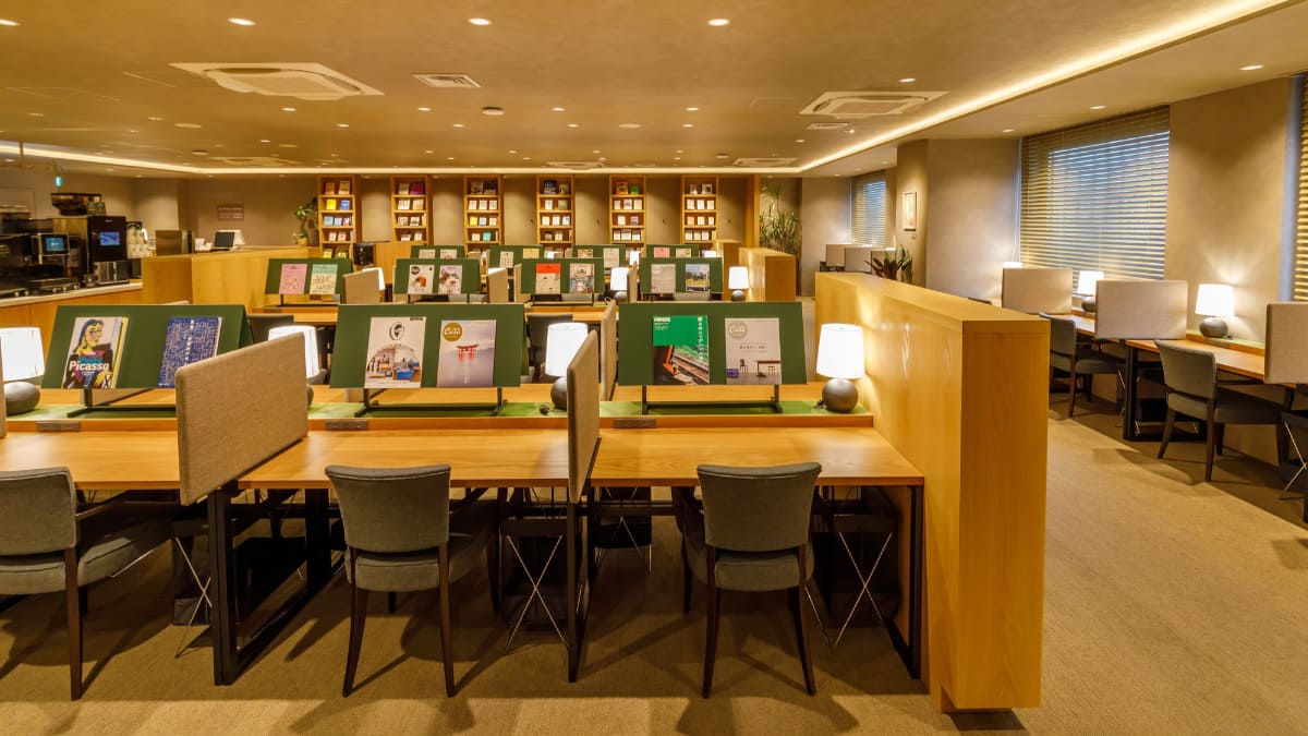 SHARE LOUNGEにはさまざまな形の77席を用意