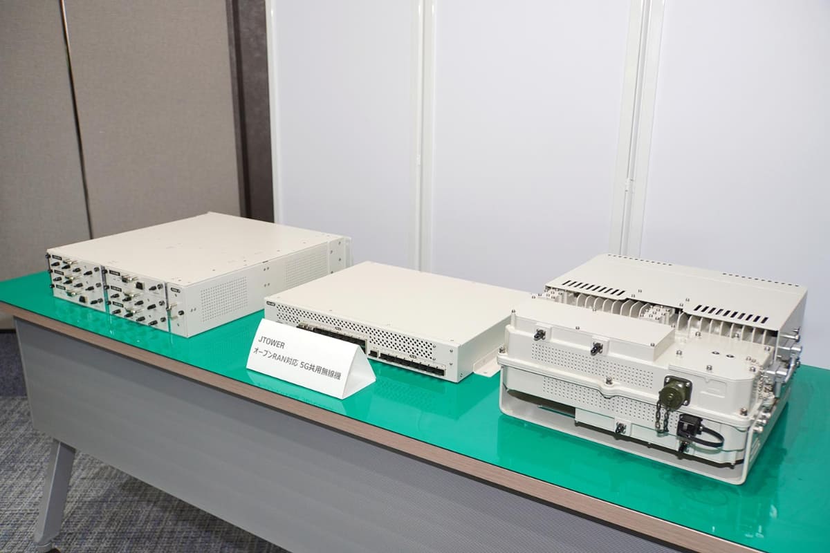 JTOWERが新規開発したシェアリング装置。アンテナを制御するRUも搭載しており、Open RANのインターフェイスで各社の装置につなげることができる