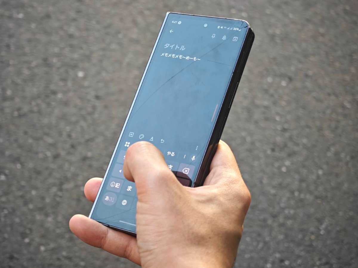 筆者のGalaxy Z Fold5は落としてサブディスプレイを割ってしまった