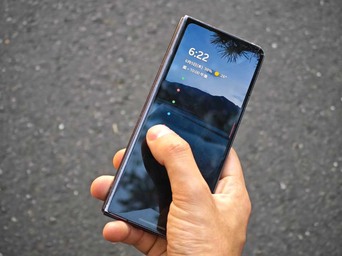 折りたためば片手でも操作できる