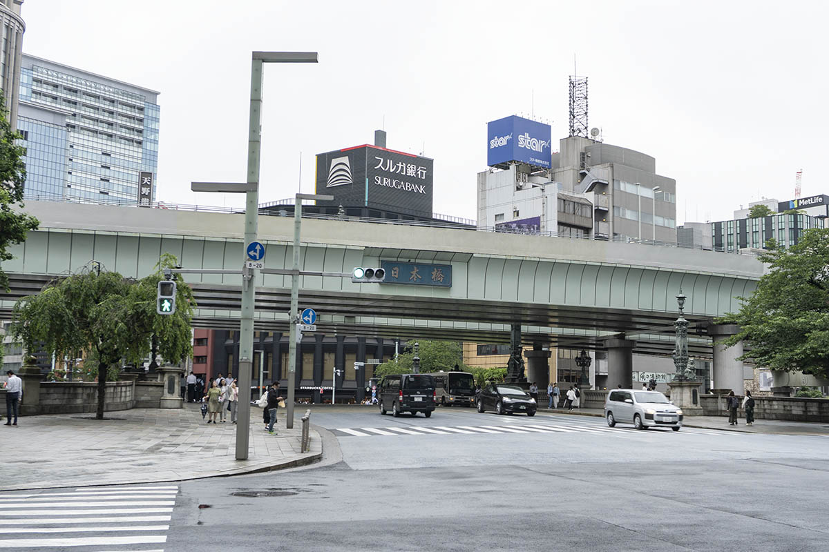 日本橋の頭上に首都高がある