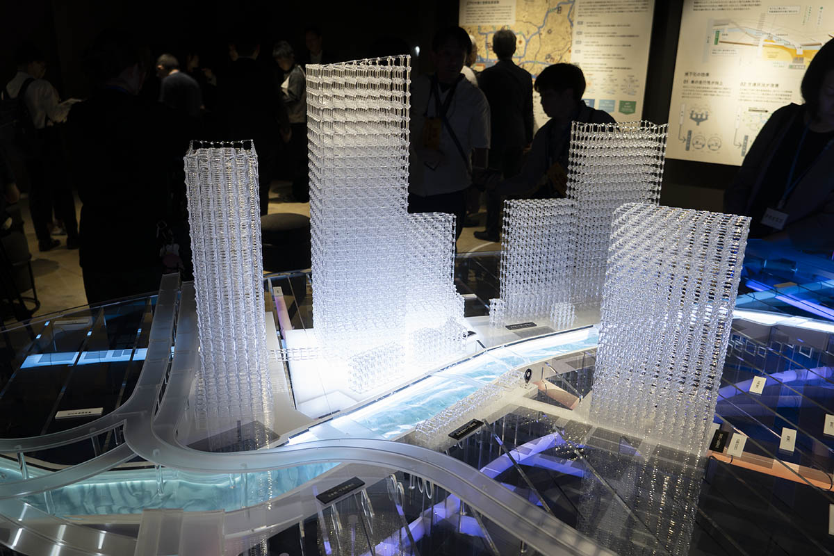 新たに開設される拠点「VISTA」に展示されている首都高地下化後の模型。手前を流れるのが日本橋川