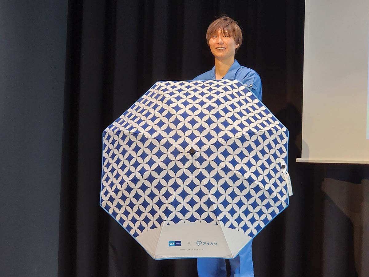 東京メトロオリジナルデザインの傘も導入。ごみ清掃芸人として知られるマシンガンズ滝沢秀一さんが紹介