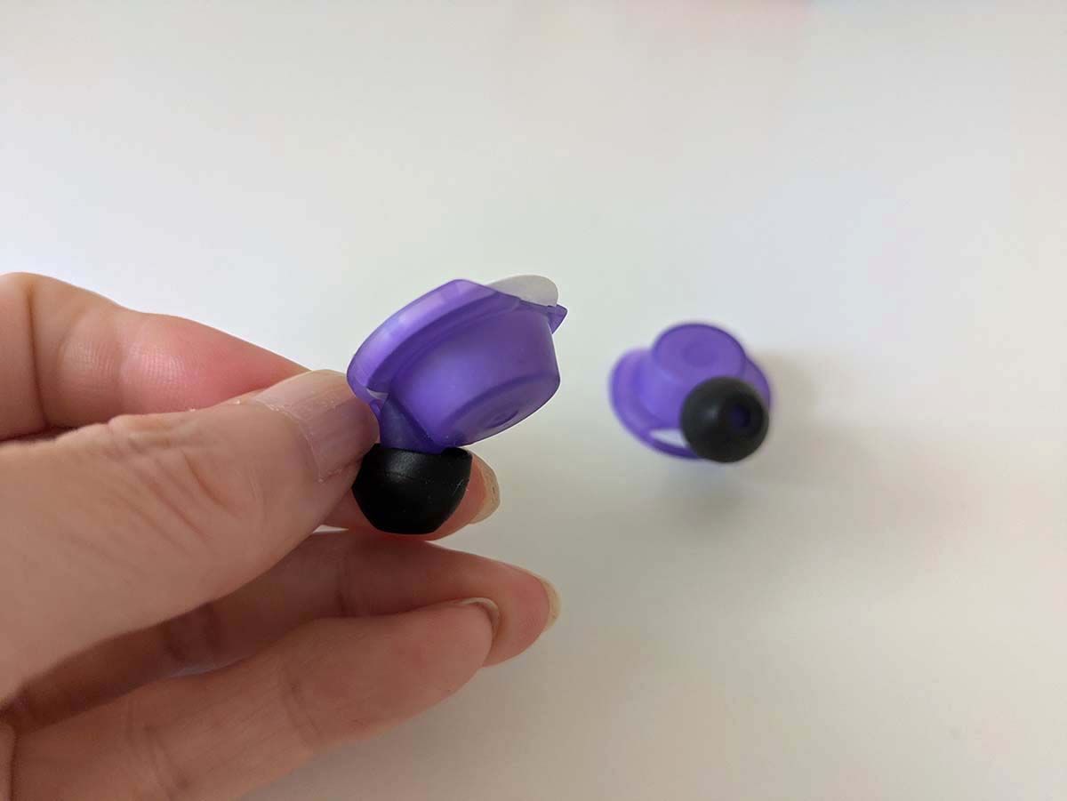 イヤーピースに発熱体を入れたところ。出っ張った部分を耳に入れます