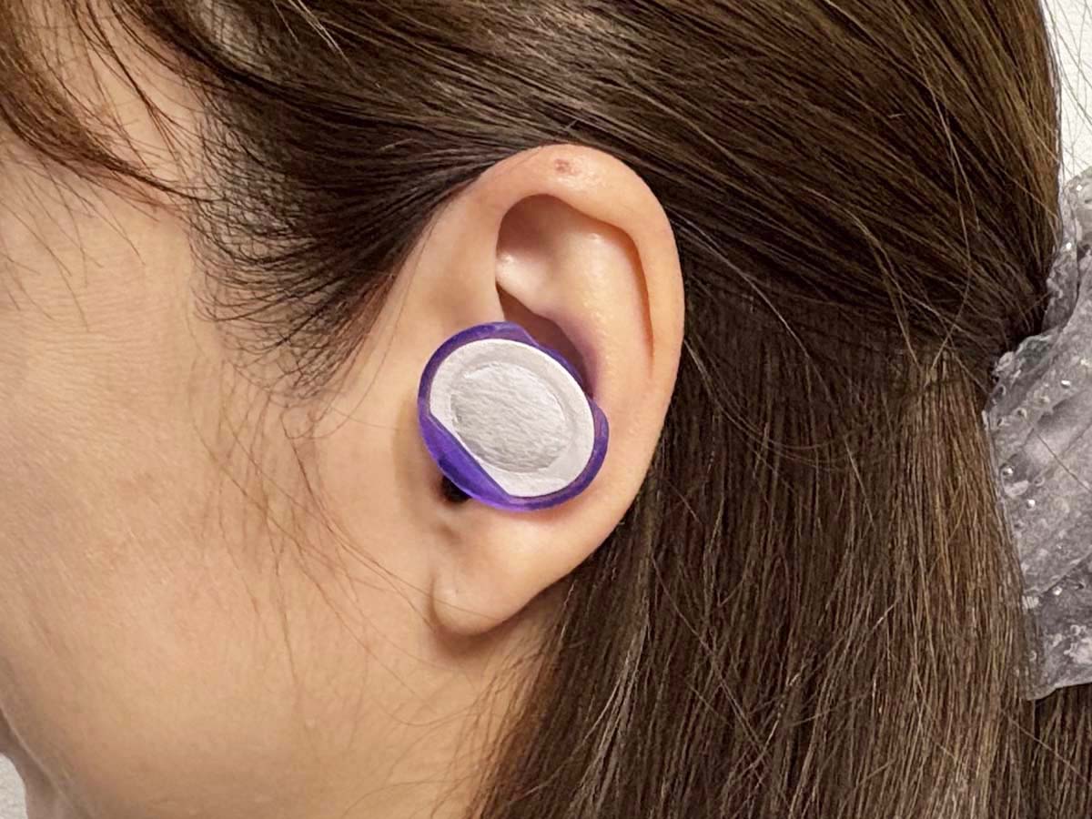 「ナイトミン耳ほぐタイム」を装着したところ。耳せんの役割もあります