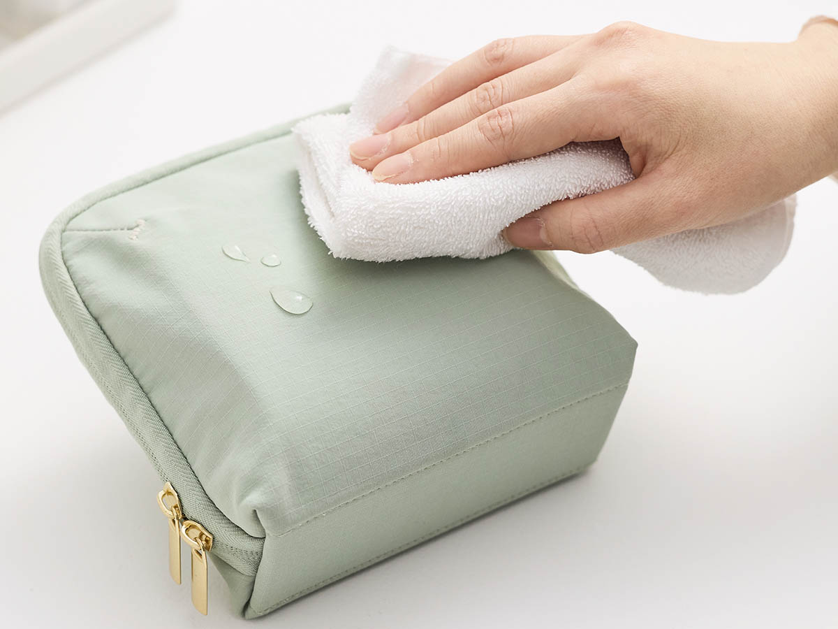 トラベルポーチ