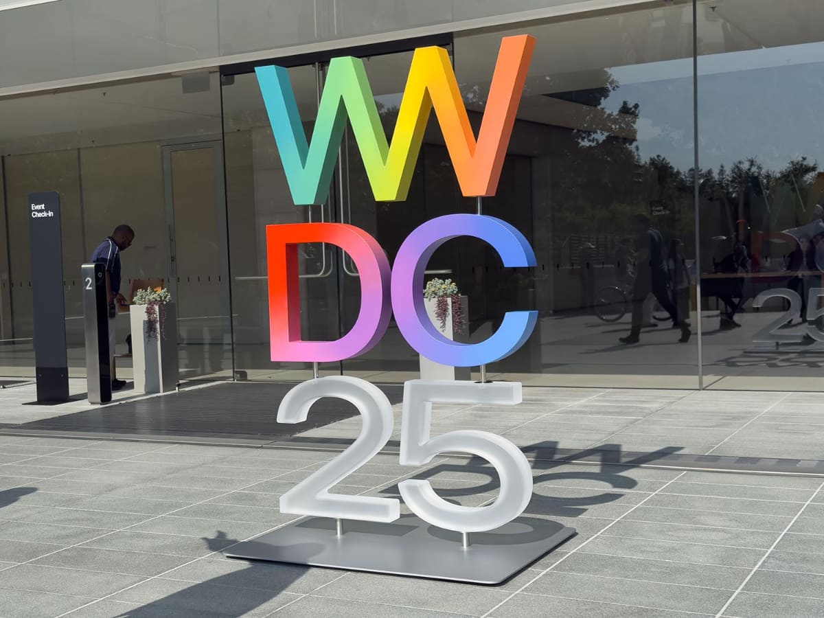 アップル本社に設置されたWWDCロゴ