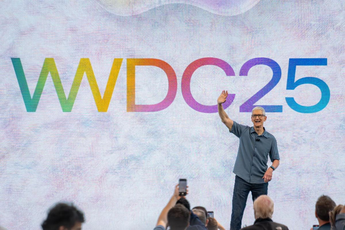 基調講演開始直前には、ティム・クックCEOが壇上に現れて挨拶