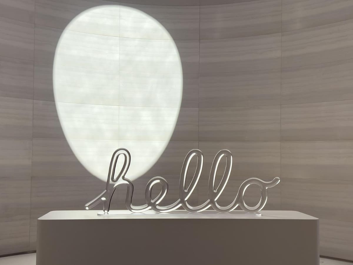 アップル社内に置かれた「Hello」ロゴ。もちろんCGではなく、ガラスでできた「実物」だ。