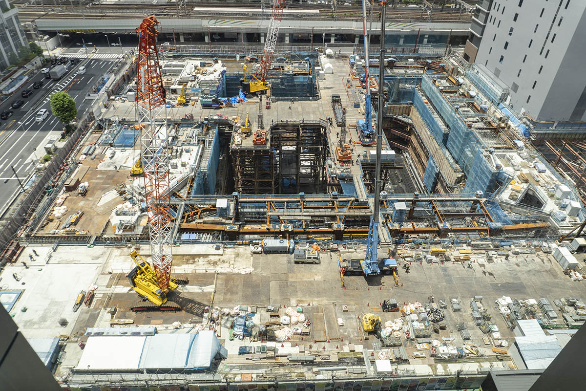 常盤橋タワー8階から見たTorch Tower建設現場。奥(写真上)に見えるのがJR高架線