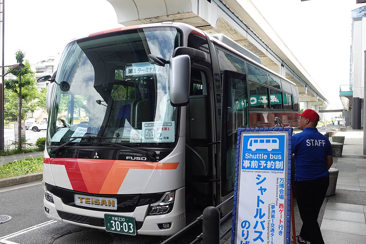 トレードセンター前駅(アジア太平洋トレードセンター)に到着する西ゲート行きシャトルバス