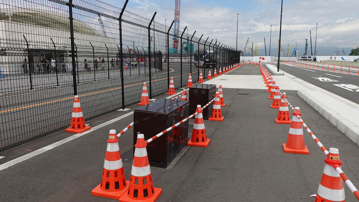 歩道でもっとも広い部分は3m程度。途中に障害がある